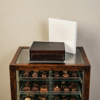 Boîte cadeau vidéo personnalisée en bois laqué avec lecteur multimédia rechargeable intégré et doublure en PU pour emballage de chocolat arabe, vente en gros