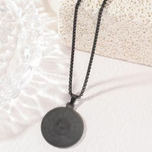 Collier en acier inoxydable à plaque ronde gravée de police personnalisée pour hommes à la mode-Collier sans décoloration pour femmes - Product Image 5