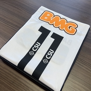 Camiseta de Fútbol Retro Personalizada NEYMAR 11, Clásica, Vintage, 100% Poliéster, Transpirable, Ligera, Manga Corta, para Colección de Aficionados - Product Image 1