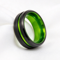 Bague de mariage en carbure de tungstène noir de 8 mm avec intérieur en aluminium vert pour homme, durable, vente en gros, alliance de fiançailles, personnalisable OEM & ODM