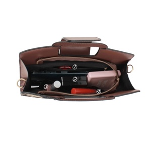 Bolso Bandolera de Cuero PU Personalizado de Alta Calidad TC para Mujer, con Dos Correas, Cierre Abierto, Impermeable, Capacidad de 1-1.9L, Moda China - Product Image 6