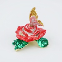 SHINNYGIFTS Boîte à Bijoux en Émail Rose avec Décoration Papillon, Boîte à Bijoux en Métal Peinte à la Main, Boîte de Rangement pour Souvenirs Ornée de Strass Floraux