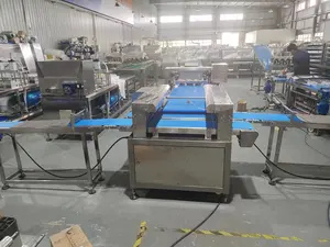 Automatische Machine Voor Het Maken Van Croissants Klaar Om Croissantverwerkingsmachine Te Bakken Voor Voedselfabriek