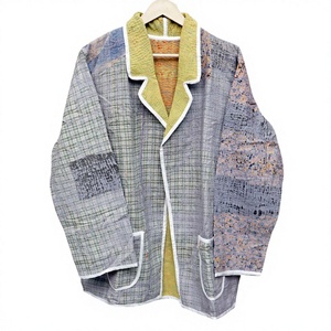 Chaqueta Larga de Invierno 100% Algodón, Estilo Kantha Indio, Bordada, Acolchada, Reversible, con Cuello Mandarín y Costuras Abiertas - Product Image 1