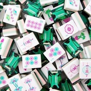 Ensemble de <span class=keywords><strong>Mahjong</strong></span> américain de luxe haut de gamme avec dos émeraude, tuiles <span class=keywords><strong>en</strong></span> acrylique pour les soirées de jeu <span class=keywords><strong>en</strong></span> famille, les rassemblements sociaux et le poker - Product Image 1