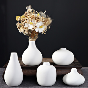 Vase en céramique peint à la main de style nordique avec un design artistique pour la console TV à domicile, le salon, l'affichage de fleurs séchées ou fraîches - Product Image 1