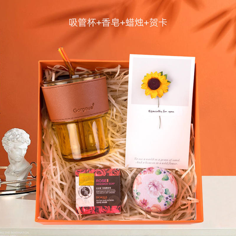 Ensemble de gobelets en paille, savon, bougie et cartes de vœux (4 pièces)