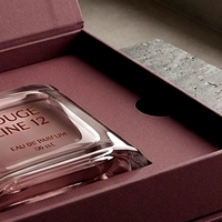 Boîte à parfum rigide de luxe personnalisée, style livre rouge, magnétique, avec doublure en éponge réutilisable, insert ajusté haut de gamme, écologique, pour présentation