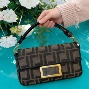 Elaborado con material textil de primera calidad, este bolso de mujer presenta un clásico estampado floral, perfecto para reuniones sociales. - Product Image 4