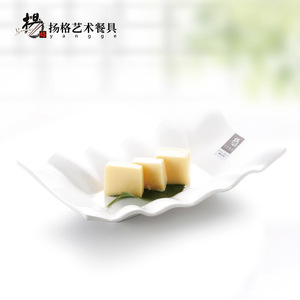 Plato de Melamina Yangge A8, Forma Irregular, Color Blanco, Resistente a Caídas, para Hotel, Fiestas, Postres, Sushi - Product Image 3