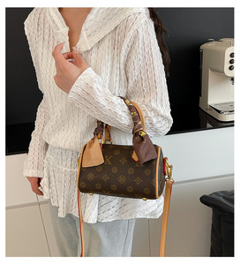 Nouveau <span class=keywords><strong>Sac</strong></span> Fourre-tout Léger en PU de Luxe Vintage de Marque Célèbre pour Femme, avec Fermeture Éclair, Tendance, Imprimé, Forme Oreiller, Porté Épaule ou en Bandoulière - Product Image 6