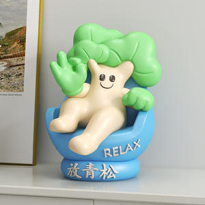 Figurine sculptée en résine de pin peinte à la main, personnage mignon de film et de télévision, ornement de bureau, artefact de décompression - Product Image 1