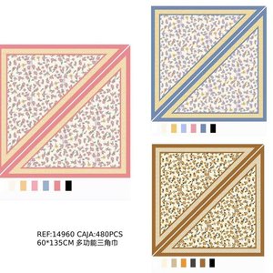 Sciarpa triangolare multifunzionale 60x135 cm con motivo floreale - Product Image 1