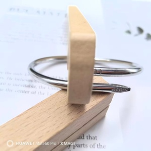 Bracciale a Chiodo Personalizzato in Acciaio Inossidabile Ipoallergenico, Gioielli di Lusso Leggero per Coppie, Stile Europeo e Americano - Product Image 4