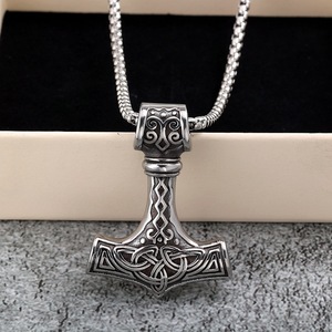 Pendentif Marteau de Thor en acier inoxydable, collier pour homme, design viking 3D, bijou à porter au quotidien, cadeau - Product Image 3