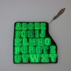 Vente en gros 26 breloques PVC Alphabet anglais 0-9 # A-Z lettres rougeoyantes pas cher en caoutchouc sabot coloré lettre breloques pour décorations de chaussures - Product Image 2