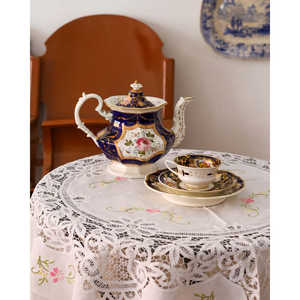 Nappe ronde en lin avec broderie colorée et dentelle Renaissance par Robcultura pour salon ou hôtels, décoration de Noël - Product Image 2