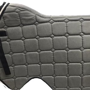 Manta de silla de montar de gamuza premium de lujo con interior de malla de secado rápido, diseñada para un ajuste cómodo en todos los tamaños. - Product Image 3