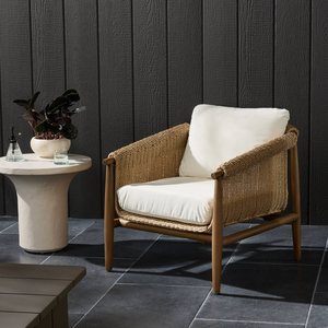 Silla de exterior vintage con asiento tipo cubo tejido de jacinto, patas redondeadas y cónicas, cómoda y apta para todo tipo de clima. - Product Image 1