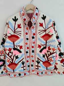 Veste Suzani en coton blanc TNT faite à la main, broderie ethnique artisanale, manteau d'hiver bohème, tenue de festival artistique, veste brodée - Product Image 3