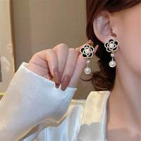 Anting-anting panjang mewah berhiaskan mutiara, rhinestones, dan bunga kamelia jarum perak untuk wanita, berlapis emas.