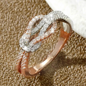 Anello con Nodo Bicolore e Zirconi per Donne, Elegante Gioiello da Dito alla Moda - Product Image 2