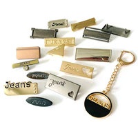 Étiquettes de vêtements en métal avec logo gravé personnalisé en plaque d'or brillant en alliage de zinc en gros