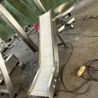 Nastro trasportatore elevatore a cinghia a lamelle inclinate tipo Z per lo scarico di sacchi di materiali in grani e sacchi finiti