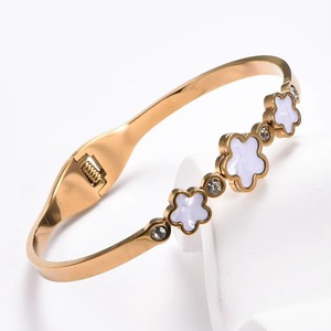 Brazalete de Acero Inoxidable Chapado en Oro para Mujer, Brazalete con Bisagra de Resorte y Adornos de Hoja/Mariposa/Corazón y Cristal - Product Image 4