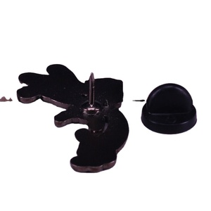 Broche en émail noire personnalisée motif requin, bijou animalier en zinc, cadeau pour enfants et amis - Product Image 4