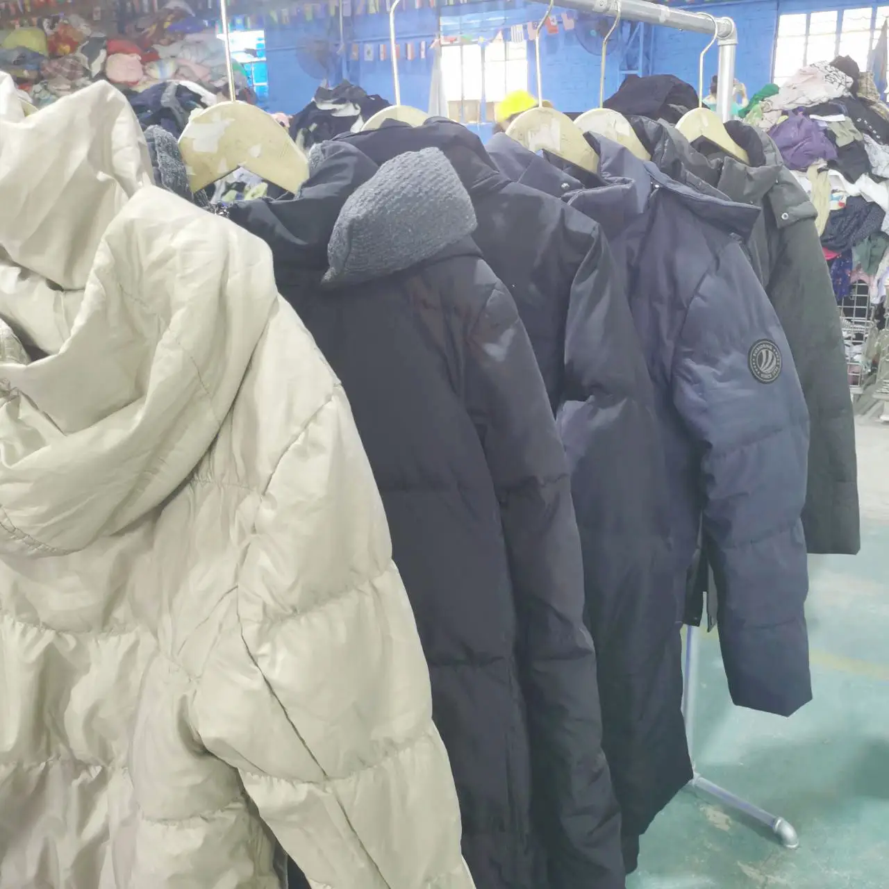 China Goedkope Fabriek Kleding Gebruikt In Balen Prijs Gebruikt 2e Hand Kleding Mannen Opvulling Jack Schouderpad Jas