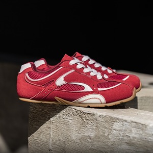 Zapatos de carreras rojos para hombre y mujer, zapatillas de entrenamiento de malla transpirable de verano, zapatillas planas informales, zapatos retro de moda - Product Image 1