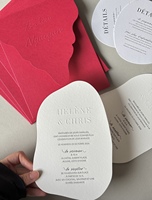 Cartes d'invitation de mariage personnalisées de luxe avec logo en texte, dorées à chaud et gaufrées, avec enveloppes assorties