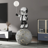 Grande sculpture de lampe de sol astronaute avec lumière lunaire, thème Amour, artisanat en résine peinte à la main pour la décoration intérieure