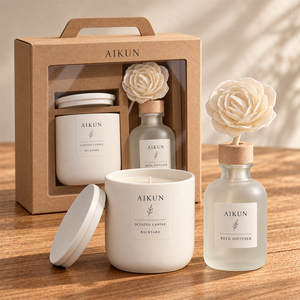 Aikun - Juego de Regalo de Difusor de Aromas con Vela de Cerámica Blanca Mate y Varillas de Flores, Botella de Vidrio Esmerilado, Tapa de Madera, Asa de Transporte de Cartón Kraft, Caja con Ventana - Product Image 1
