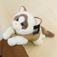 Coussin en peluche chat couché, avec vêtements amovibles, rembourré de coton PP, doux et adorable, cadeau de fêtes, personnalisable disponible.