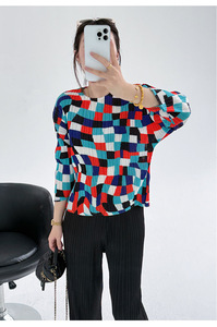 Ensemble plissé 2 pièces style Miyake pour <span class=keywords><strong>femme</strong></span> : haut coloré à motif géométrique et pantalon large plissé à <span class=keywords><strong>carreaux</strong></span> – Tenue décontractée - Product Image 4