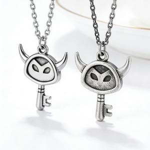 สร้อยคอเหล็กกล้าไร้สนิมรูปกุญแจปีศาจ จี้ห้อยคอสำหรับทุกเพศ ดีไซน์เรขาคณิต ของขวัญเครื่องประดับ - Product Image 1