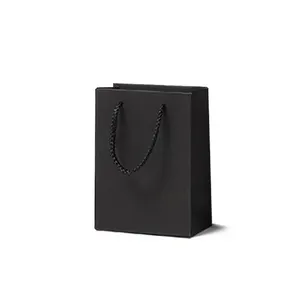 أكياس ورقية سوداء اللون مع شعار مطبوع قابلة لإعادة التدوير تغليف المجوهرات أكياس ورقية للتسوق والمجوهرات بالجملة