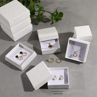Boîte cadeau carrée en carton texturé de luxe, insert en velours blanc, mousse, style simple, papier artistique blanc et noir, boîte d'emballage pour bijoux avec couvercle