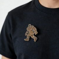 2025 mode métal artisanat Badge personnalisé émail doux broches Nature Animal poilu Bigfoot Sasquatch marche épinglette pour sac à dos