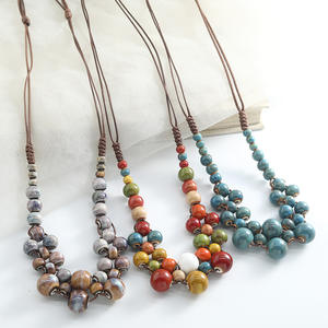 Collar con colgante de cerámica y cuentas estilo bohemio, accesorio de ropa para mujer, cadena de eslabones colorida y moderna, joyería decorativa de diseño exclusivo. - Product Image 2