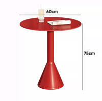 Ensemble table et chaises en métal d'extérieur rouge empilable, mobilier moderne et minimaliste pour salons de thé, cafés, cours et maisons d'hôtes