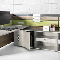 Poste de travail de bureau en L pour 2 personnes avec écran de séparation et armoire de rangement partagée, bureau modulaire pour espace de travail ouvert