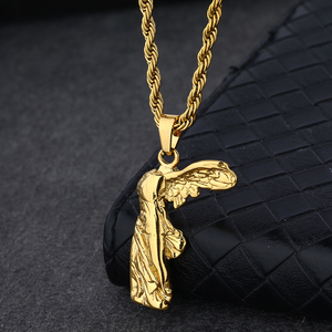 Mythe grec Collier personnalisé PVD plaqué or en acier inoxydable Relief Gravure Victoire Déesse Samothrace Pendentif Collier pour hommes - Product Image 2
