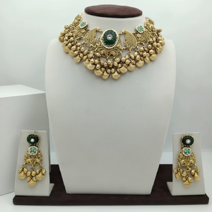 Ensemble collier ras-de-cou lourd en argent traditionnel avec perles centrales en pierre verte et boucles d'oreilles assorties - Product Image 3