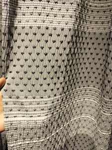 リビングルームやカフェの上部にバランスとタッセルの装飾が施されたファンシージャカードカーテン - Product Image 4