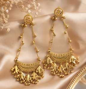 Pendientes Colgantes Chandbali Tradicionales de Lujo Chapados en Oro con Dijes de Ghungroo y Hojas, Pendientes Étnicos de Declaración para Mujer - Product Image 4