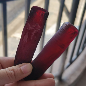 Matière première synthétique non coupée 8 #   Rubis brut de couleur rouge foncé créé en laboratoire pour la fabrication de pierres précieuses - Product Image 1