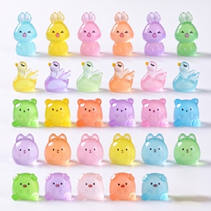 Figurines d'animaux miniatures en résine phosphorescentes en vrac, assortiment de cochons, ours, lapins, cygnes pour tableau de bord de voiture, micro-paysages et décoration intérieure - Product Image 1